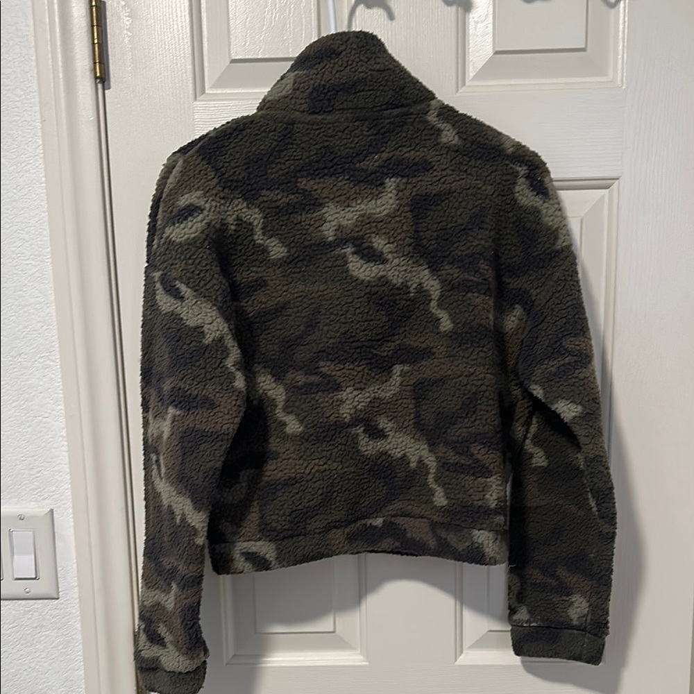 American Eagle Camouflage Sherpa Zip-Up - Picture 4 of 4